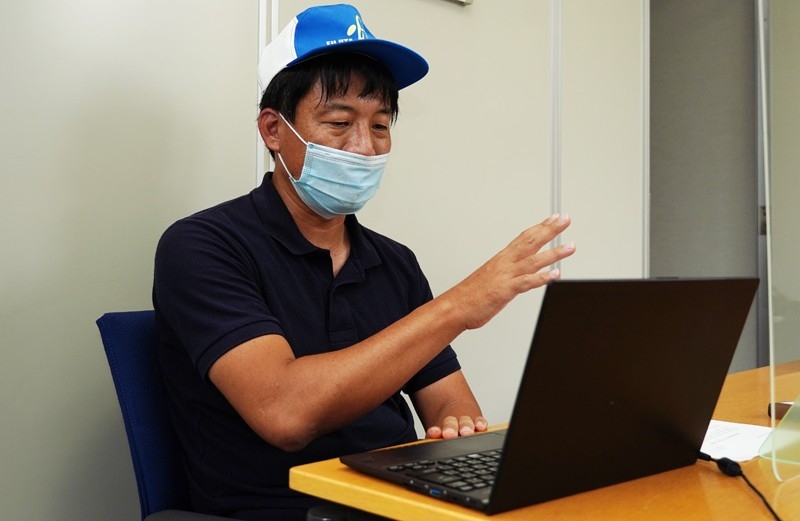 HUMAN TOUCHについて、リモートインタビューに答える常務取締役の藤田拓久様