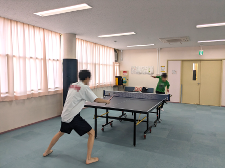 卓球で遊ぶ子どもたち