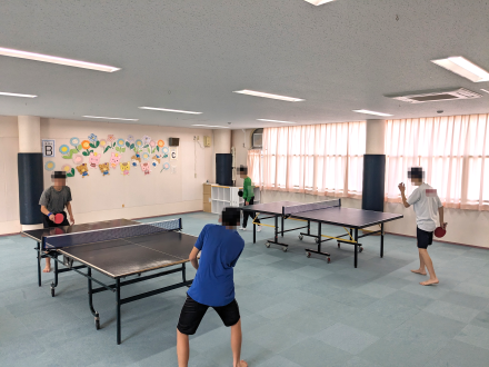 卓球で遊ぶ子どもたち