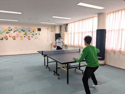 卓球で遊ぶ子どもたち