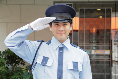 警備業務(施設保安警備)敬礼する男性警備員