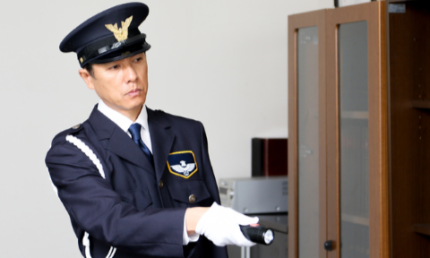 保安・巡回:巡回中の男性警備員