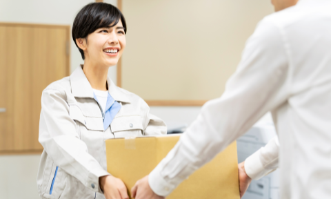 サポート業務:荷物の受け渡しをする女性